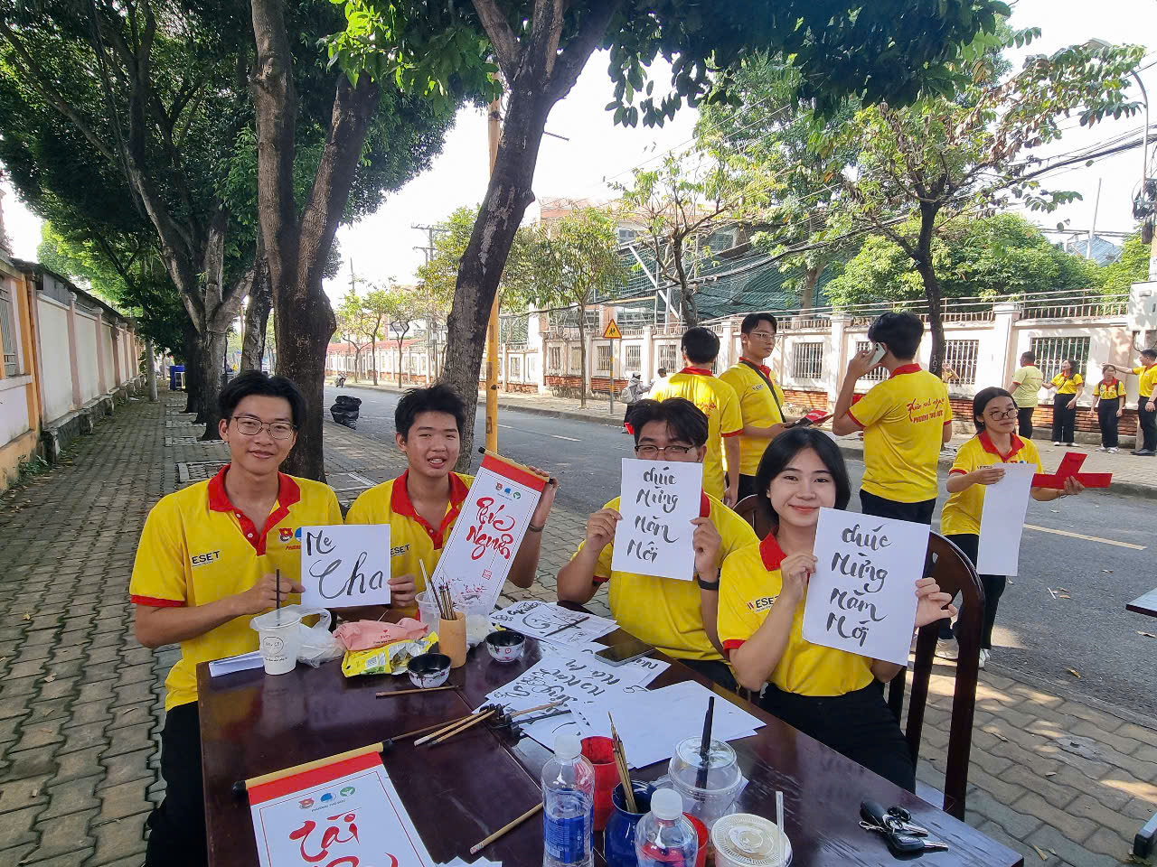 CLB Thư ph&aacute;p Nh&agrave; Văn h&oacute;a Sinh vi&ecirc;n TP.HCM lan tỏa &ldquo;Thư ph&aacute;p &ndash; Tinh hoa n&eacute;t Việt&rdquo; tại Xu&acirc;n T&igrave;nh nguyện 2026