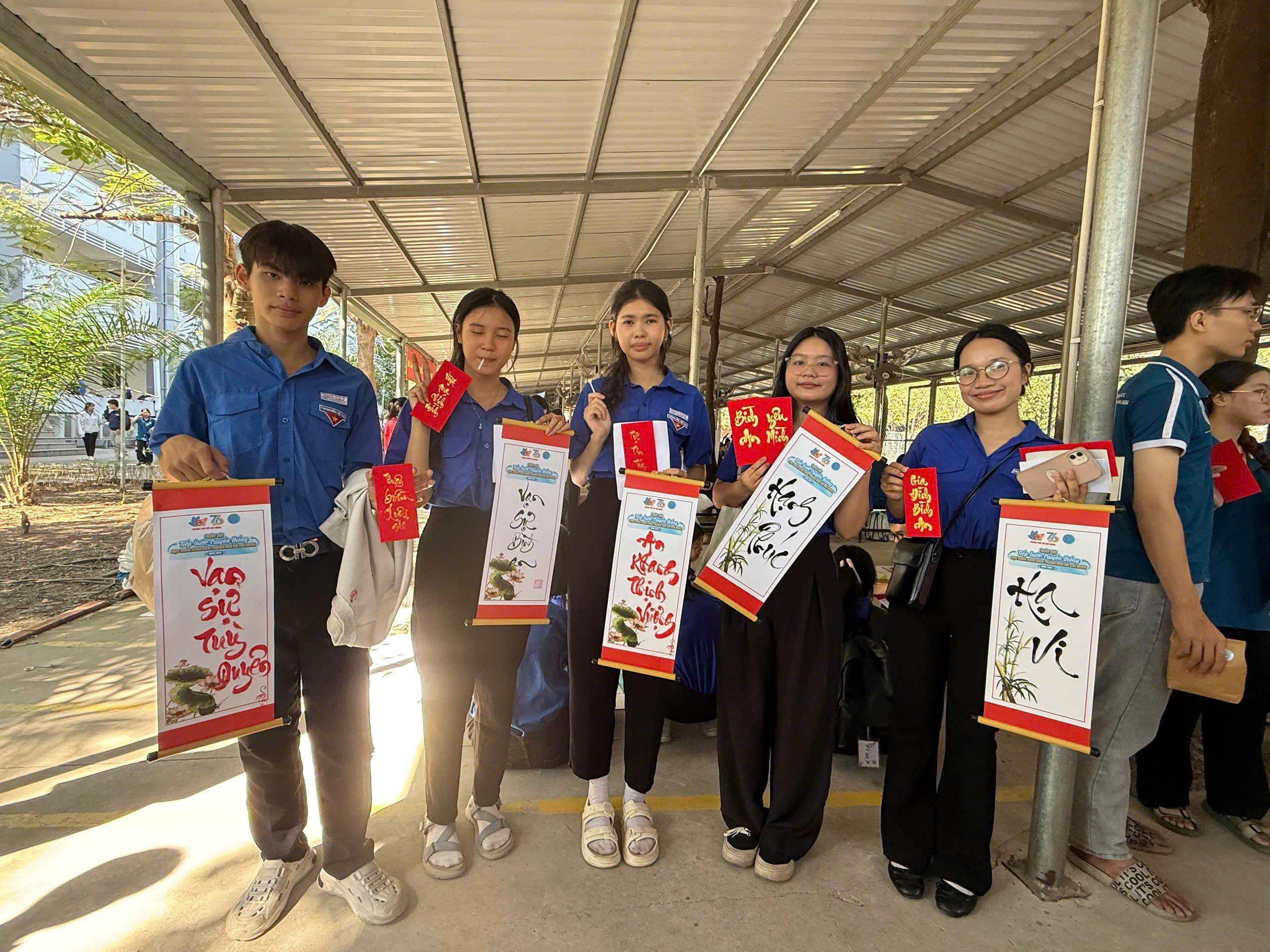 CLB Thư ph&aacute;p tham gia viết tặng chữ v&agrave; trải nghiệm thư ph&aacute;p tại Ng&agrave;y hội &ldquo;Tiếp bước truyền thống học sinh, sinh vi&ecirc;n TP.HCM &ndash; 2025&rdquo;