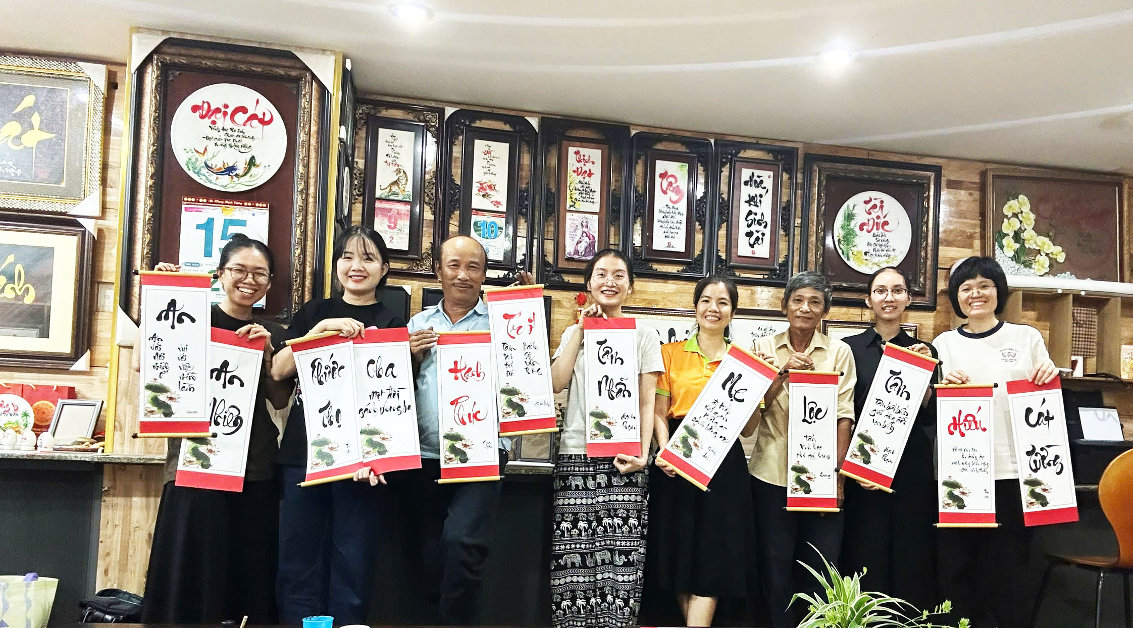 lớp thư ph&aacute;p miễn ph&iacute; tại TP.HCM