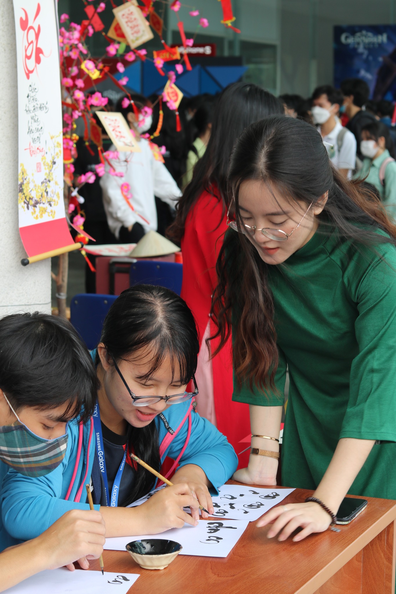 “ÔNG ĐỒ THƯ PHÁP TẠI TRƯỜNG HỌC – GÌN GIỮ NÉT ĐẸP TẾT VIỆT CHO THẾ HỆ TRẺ”