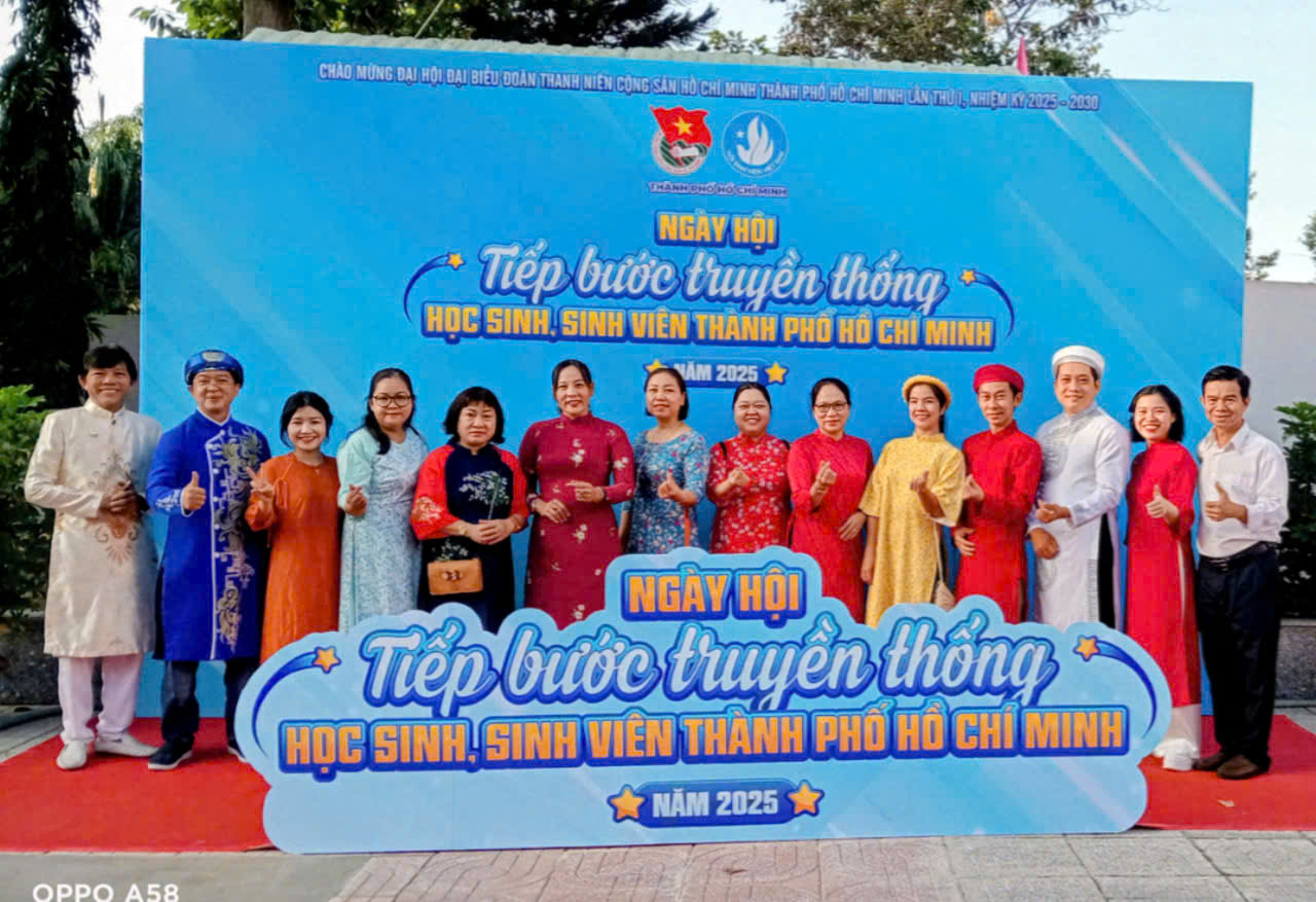 CLB Thư pháp tham gia Ngày hội “Tiếp bước truyền thống HSSV TP.HCM 2025