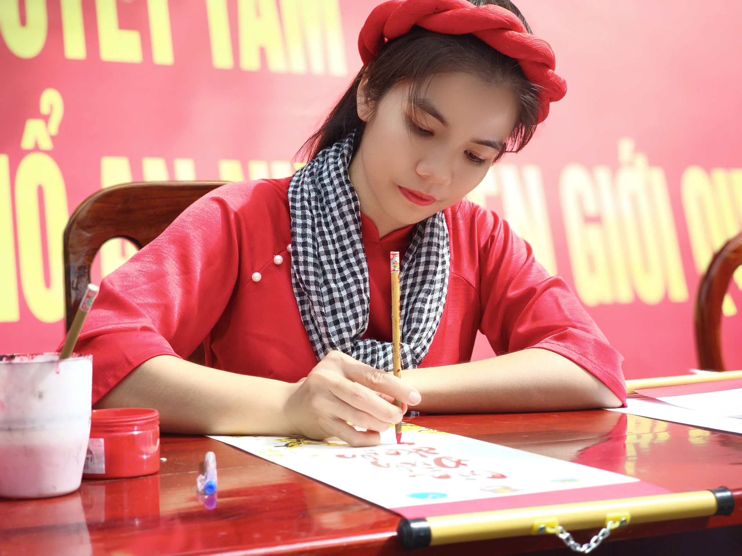 CLB Thư Ph&aacute;p Tham Gia Viết Tặng Chữ Trong Ng&agrave;y Hội Đại Đo&agrave;n Kết D&acirc;n Tộc