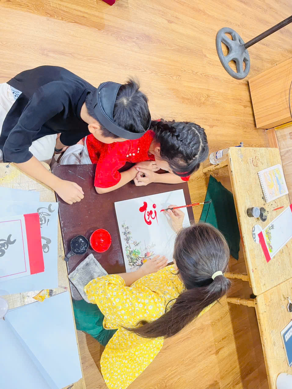 LỚP THƯ PH&Aacute;P THIẾU NHI &ndash; TRẢI NGHIỆM L&Agrave;M THẦY ĐỒ NH&Iacute; | Thư Ph&aacute;p Gia Nguyễn