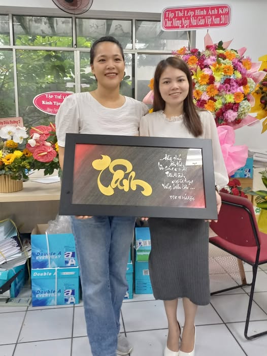 THƯ PHÁP – MÓN QUÀ TẶNG THẦY CÔ MANG CẢ TẤM LÒNG TRI ÂN